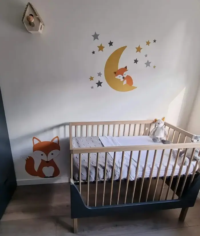 Okergele babykamer met bosdieren muurdecoraties